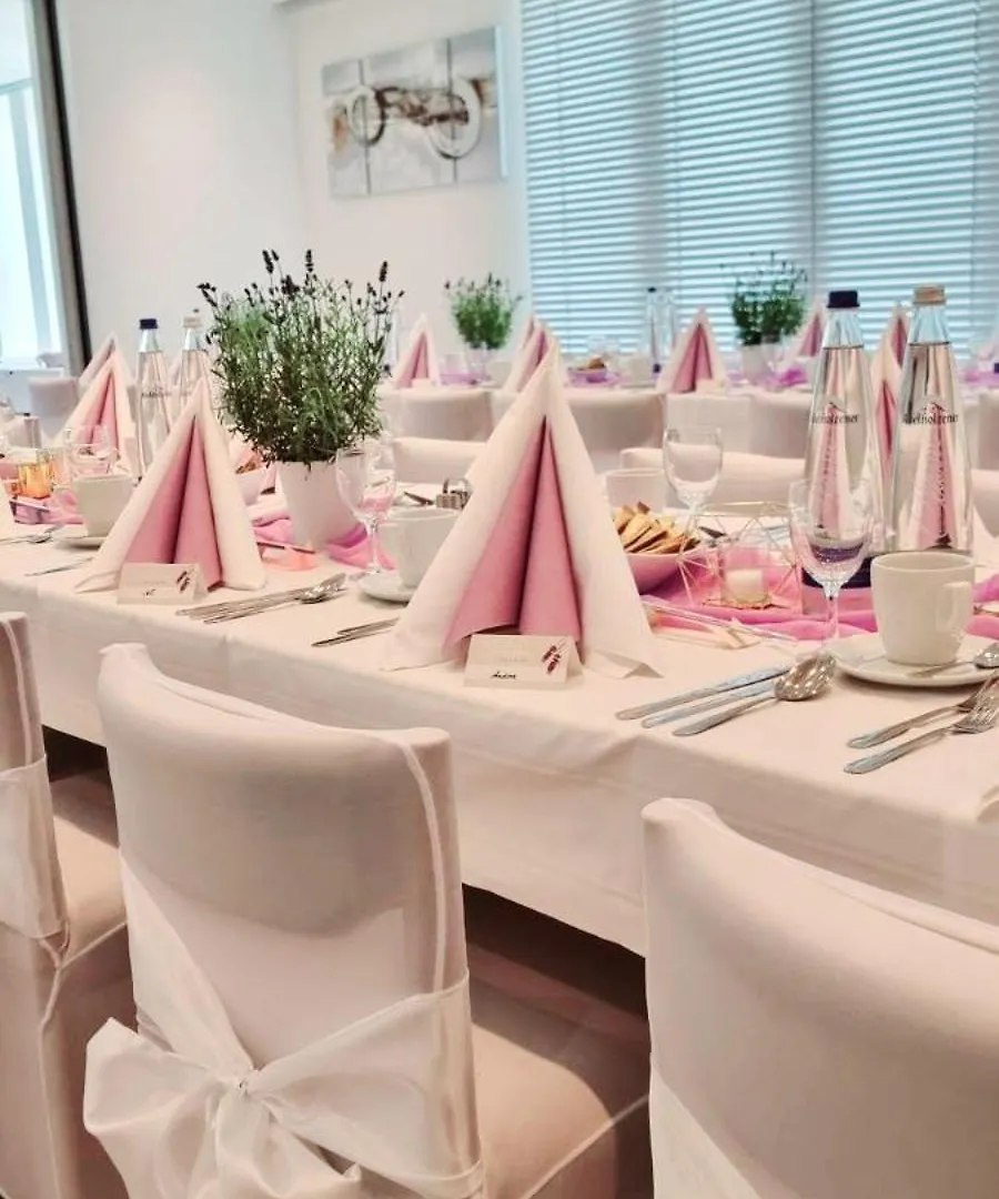 Hotel Krone Königsbrunn 3*,